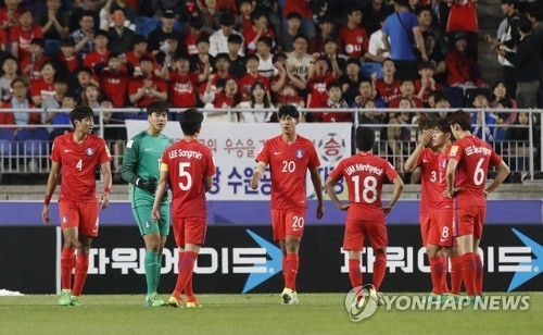 실점에 아쉬워하는 한국 선수들