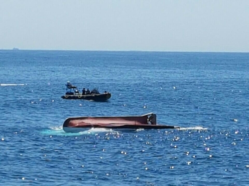 부산 앞바다서 어선 전복…승선원 9명 전원 구조(종합) - 1