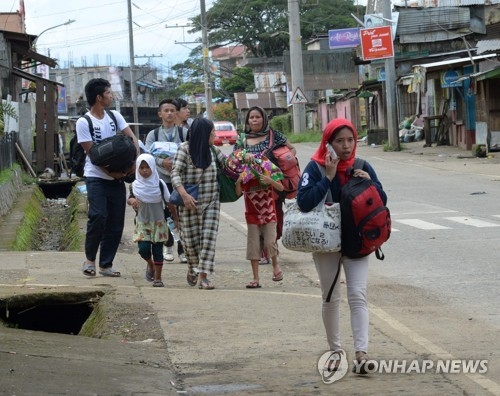피란 떠나는 필리핀 마라위 시 주민들[AFP=연합뉴스]