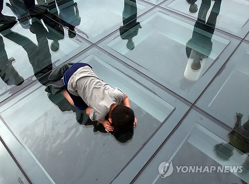 춘천 '소양강 스카이워크'…10개월만 80만명 방문 - 2