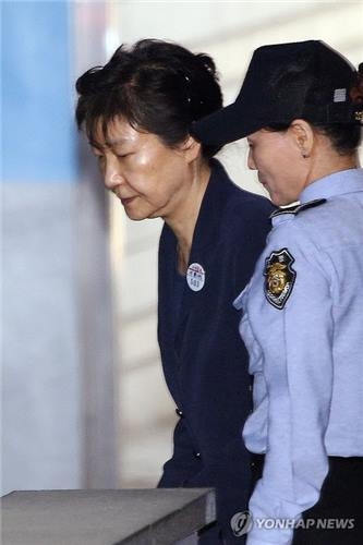 세번 째 공판 출석하는 박근혜 전 대통령(서울=연합뉴스) 김인철 기자 = '비선 실세' 최순실씨와 공모해 뇌물을 받거나 요구·약속한 혐의로 구속기소 된 박근혜 전 대통령이 29일 오전 서울 서초동 서울중앙지법에서 열리는 속행공판에 출석하기 위해 호송차에서 내려 법정으로 향하고 있다. 2017.5.29utzza@yna.co.kr