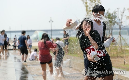 충북 쾌청…낮엔 수은주 30도 육박 - 1