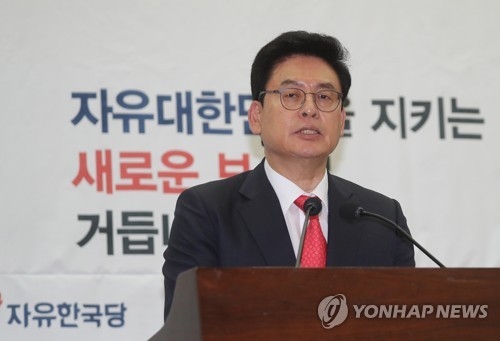정우택 "文대통령 입장발표는 거만한 꼼수이자 자기모순" - 1