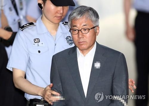 법정 향하는 김종덕 전 장관(서울=연합뉴스) 김인철 기자 = 김종덕 전 문화체육부 장관이 30일 오전 서울 서초구 서울중앙지법에서 열린 공판 출석을 위해 호송차에서 내려 법정으로 향하고 있다. 2017.5.30yatoya@yna.co.kr