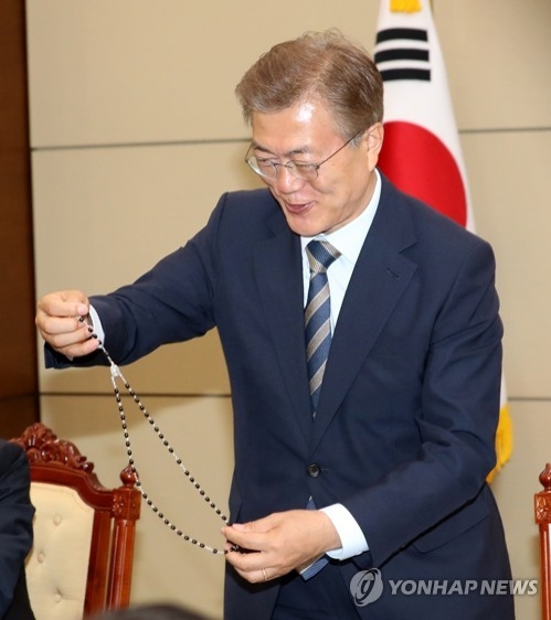 文대통령, 교황청 특사단 접견…'교황 묵주' 선물받아 - 2