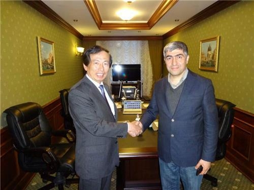(상트페테르부르크=연합뉴스) 상트페테르부르크 국제경제포럼에 참석 중인 연합뉴스 이홍기 전무가 터키 대표통신 아나돌루의 메틴 무타노글루 부사장과 평창동계올림픽 뉴스 콘텐츠 교류 플랫폼인 PNN 가입에 합의한 뒤 악수를 나누고 있다.