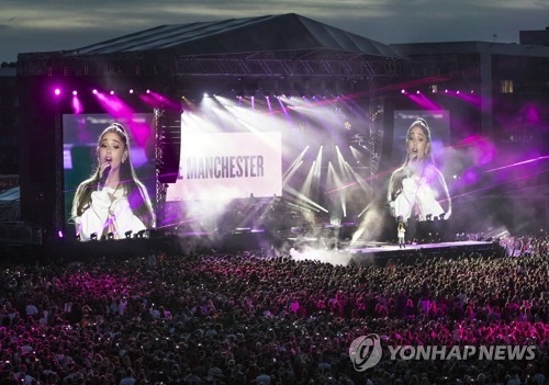 "우리 영혼은 꺾이지 않는다"…그란데 英자선공연에 5만 운집 - 1