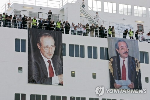 이탈리아 반(反) 마피아 검사인 보르셀리노(왼쪽)와 팔코네의 대형 사진
