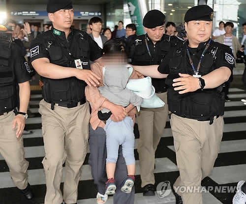 공항 빠져나가는 정유라 아들과 보모