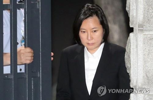 장시호 석방(의왕=연합뉴스) 권준우 기자 = 최순실씨와 공모해 삼성그룹 등에서 후원금 명목으로 18억여원을 받아낸 혐의로 수감 중이던 장시호씨가 8일 새벽 구속기간 만료로 석방돼 경기 의왕시 서울구치소를 나서고 있다. 2017.6.8