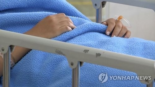 '뇌 병변 의붓딸 8년째 병간호' 이혼여성의 안타까운 모정 - 1