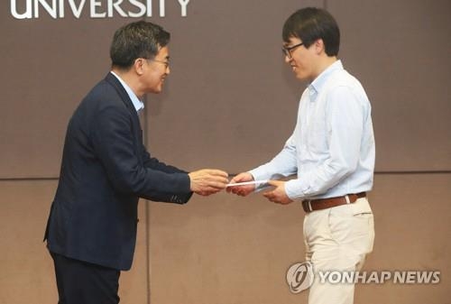 장학금 전달하는 김동연 경제부총리 후보자(수원=연합뉴스) 홍기원 기자 = 김동연 부총리 겸 기획재정부 장관 후보자(왼쪽)가 8일 오후 경기도 수원시 영통구 아주대학교에서 열린 파란학기제 성과발표회에서 장학금을 전달하고 있다. 2017.6.8xanadu@yna.co.kr(끝)