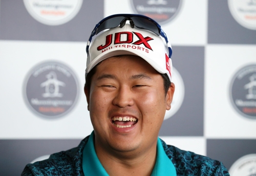 1회전을 통과한 이상엽이 회견 도중 활짝 웃고 있다.<KPGA 제공>
