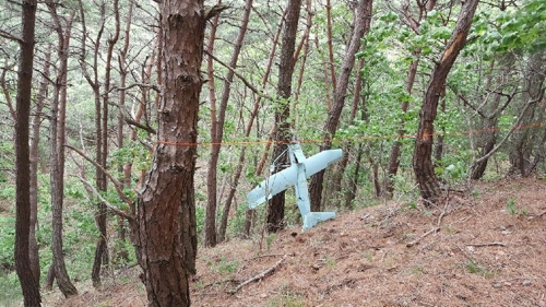 강원도 야산서 발견된 北 무인기 추정 비행체