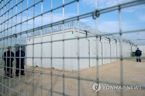 헝가리 국경의 컨테이너 난민 체류시설