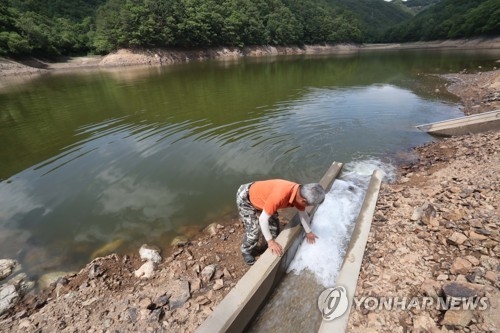 춘천 '관광단지 물을 마을 저수지로'…상생으로 가뭄 극복 - 1