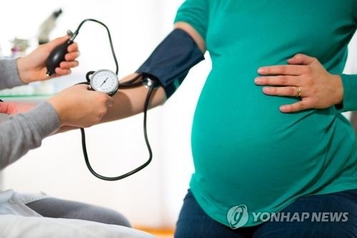 "임신한 여성 똑바로 누워 자면 사산 위험 4배 높다" - 1