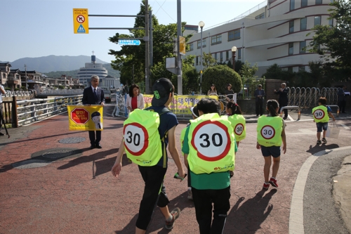 "학교 앞 시속 30㎞ 이하 지켜주세요"