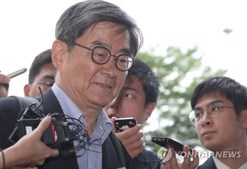 기자들의 질문을 받으며 출근하는 안경환 법무부 장관 후보자