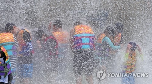 '덥다 더워'(홍천=연합뉴스) 이상학 기자 = 한여름 날씨를 보인 15일 강원 홍천군 오션월드를 찾은 피서객들이 물을 맞으며 더위를 식히고 있다. 2017.6.15