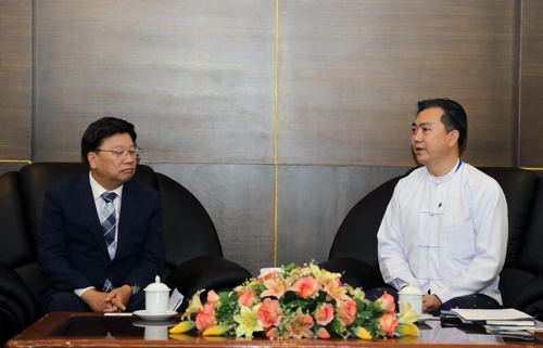 미얀마 외교부 차관 면담 권선택(왼쪽) 대전시장