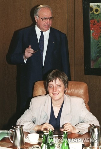  1991년 당시 콜 총리와 메르켈 장관 [AP=연합뉴스자료사진]