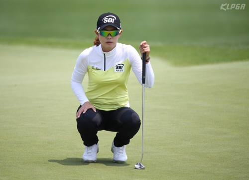 퍼트 라인을 살피는 정연주.<KLPGA 제공>