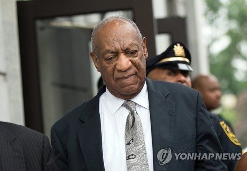 美법원의 심리무효 선언후 법원을 나오는 빌 코스비