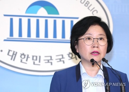 與 "첫 여성 외교장관 임명 환영…더이상 정쟁도구 안돼" - 1
