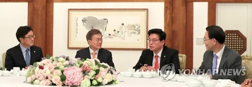 야당 발언 경청하는 대통령
