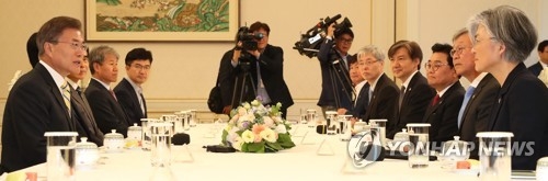 대통령, 강경화 외교부 장관과의 대화