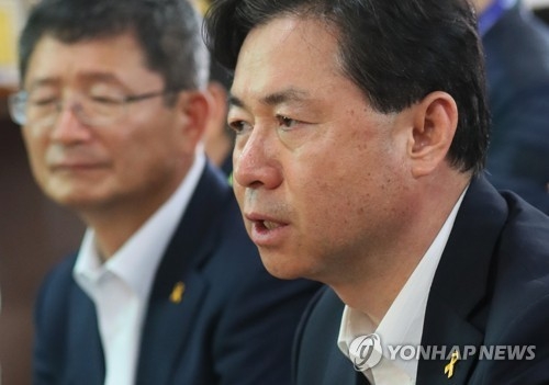 노란 리본 단 김영춘 장관