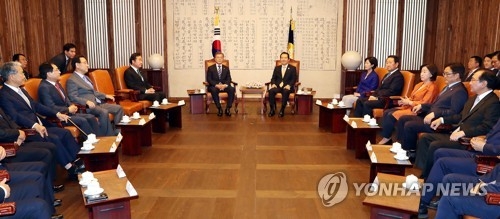 여야, 전방위 대립에 국회파행 먹구름…협치 고사 위기 - 1