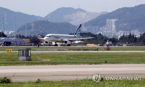 김해공항 활주로 이륙하는 항공기