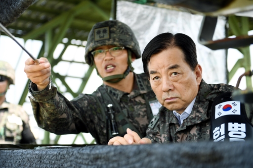 최전방 부대 찾은 한민구 국방장관