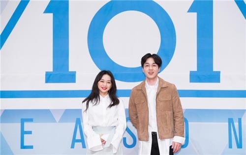 보컬 트레이너 신유미(왼쪽)와 이석훈