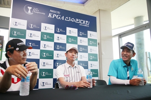 나란히 회견에 나선 박노석(왼쪽부터), 강욱순, 김종덕.<KPGA 제공>