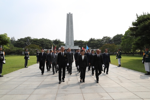 현충원을 찾아 참배하는 김현미 국토부 장관