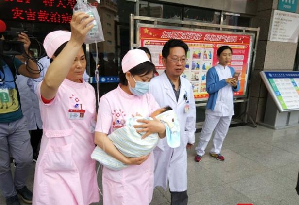 쓰촨성 산사태 당시 울어 부모를 구한 아기 [신랑망 화면 캡처]