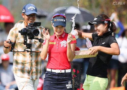 축하 물세례 받는 오지현.<KLPGA제공>