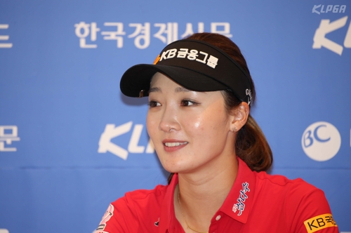우승 인터뷰하는 오지현.<KLPGA 제공>