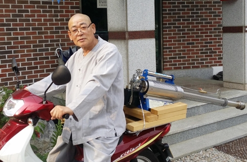 연막소독 나서는 대광스님