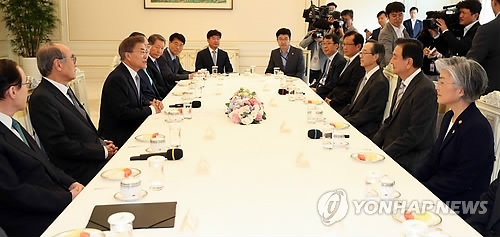 문 대통령, 전직 주미대사 초청간담회