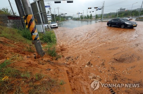 폭우에 토사 흘러내린 함평 도로