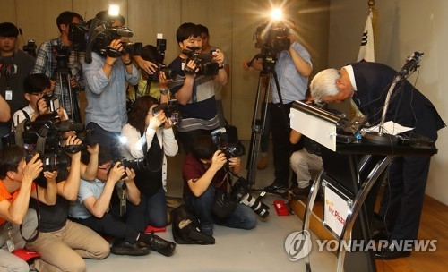 (서울=연합뉴스) 황광모 기자 = '갑질논란'으로 검찰의 수사 선상에 오른 미스터피자 창업주 정우현 MP그룹 회장이 26일 오후 서울 서초구 방배동 사옥에서 가진 기자회견에서 고개숙여 인사하고 있다. 정 회장은 이날 기자회견에서 회장직 사퇴를 발표했다. 2017.6.26