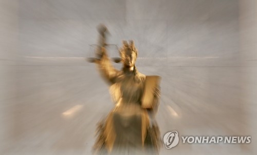 서울 서초동 대법원 대법정 상단의 정의의 여신상 [연합뉴스 자료사진]