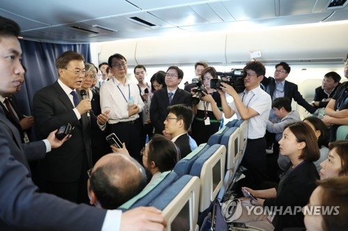 기내에서 취재진 질문에 답하는 문 대통령