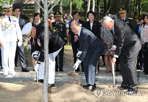 기념식수하는 문 대통령