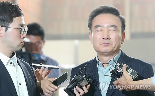 눈 질끈 감은 최호식 전 회장