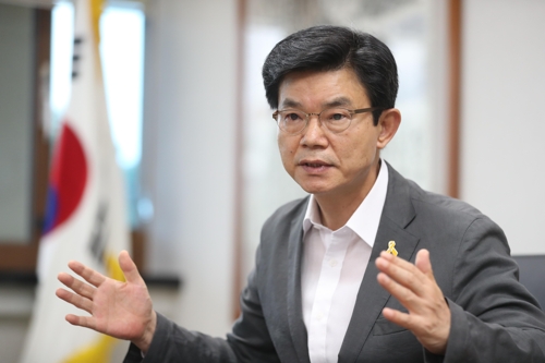 인터뷰하는 이석문 제주교육감